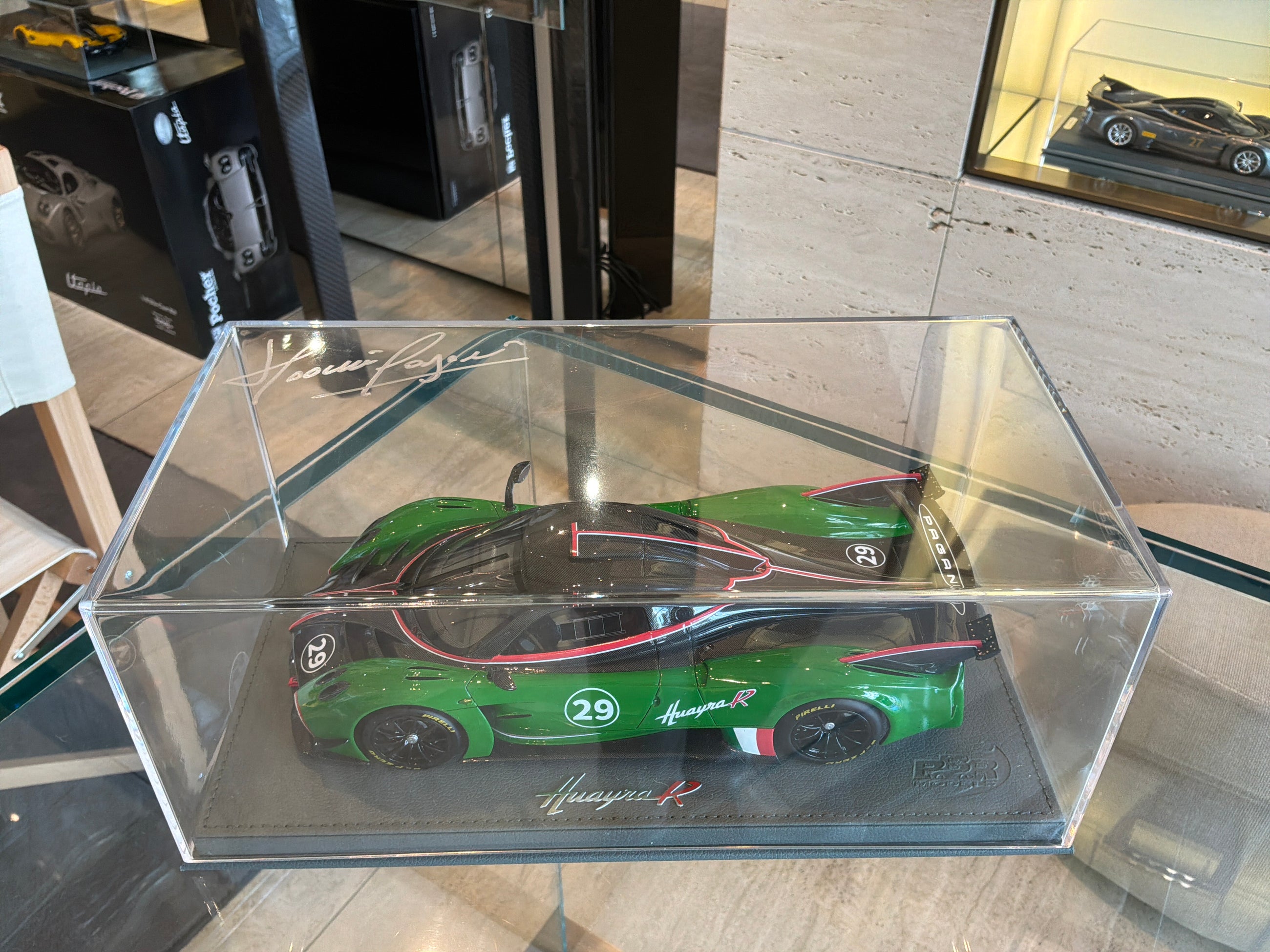 Modellino Pagani Huayra R 1:18 Black Green N°44 with unique signature